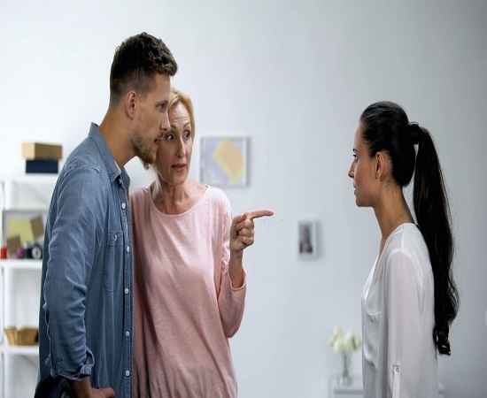 چگونه مادر شوهر را حرص دهیم؟ + 14 توصیه